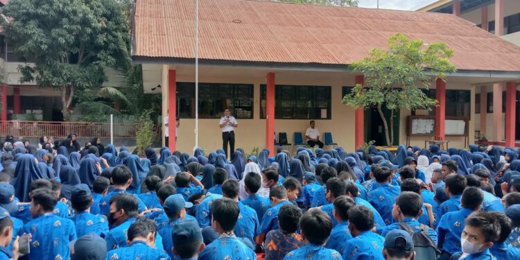 Kunjungan Kadisporapar Parepare, Amarun Agung Hamka di SMPN 10 Parepare disambut antusias ratusan siswa, Kamis (15/9/2022)