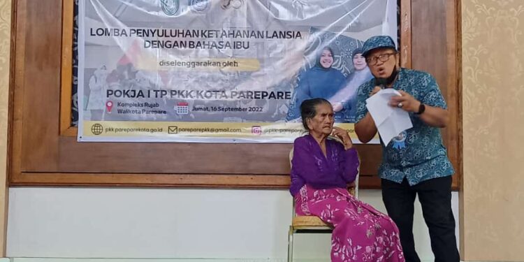 Salah satu peserta lomba Ketahanan Lansia dengan Bahasa Ibu yang digelar TP Kota Parepare, Jumat (16/9/2022)