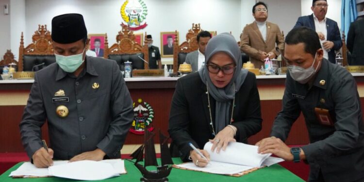 Penandatanganan Nota Kesepakatan antara Gubernur dengan Pimpinan DPRD Provinsi Sulsel terhadap Perubahan Kebijakan Umum APBD (KUA) dan PPAS Tahun Anggaran 2022 dilaksanakan di Ruang Rapat Paripurna, Jumat (2/9/2022).