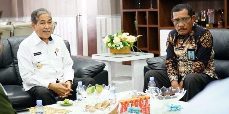 Bupati Sidrap, Dollah Mando bersama Kakanwil Kemenkumham Sulsel, Liberti Sitinjak (kanan)