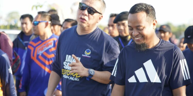 Gubernur Sulsel, Andi Sudirman Sulaiman bersama Wakil Ketua Umum DPP Partai NasDem, Ahmad Ali mengikuti Jalan Sehat Restorasi Partai Nasdem di Center Point of Indonesia (CPI), Makassar, Ahad (25/9/2022).
