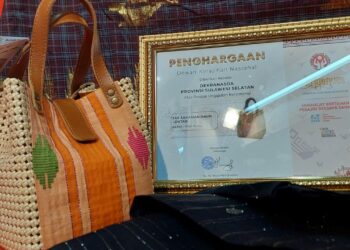 Ajang Pameran Kriya Nusa, Tas Anyaman Lontar Raih Penghargaan Produk Unggulan Potensial 2022