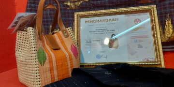Ajang Pameran Kriya Nusa, Tas Anyaman Lontar Raih Penghargaan Produk Unggulan Potensial 2022