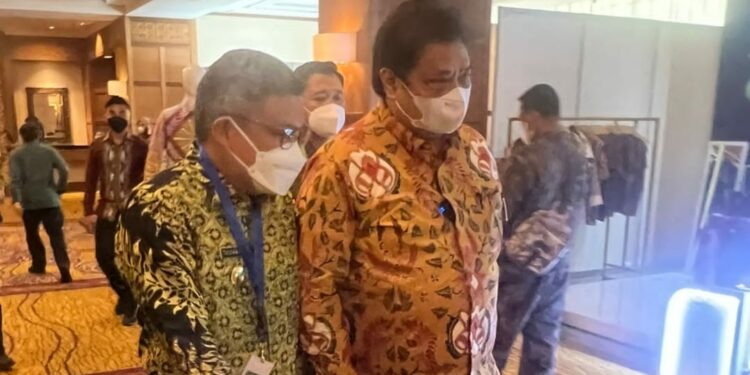 Wali Kota Parepare, Taufan Pawe (kiri) berbincang dengan Menko Perekenomian RI, Airlangga Hartarto  di Hotel Shangri La, Surabaya, Rabu (14/9/2022)