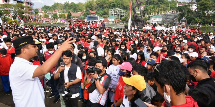Gubernur Sulawesi Selatan, Andi Sudirman melepas sekaligus mengikuti jalan sehat Gerakan Sulsel Anti Mager di Terminal Makale, Kabupaten Tana Toraja, Kamis (1/9/2022).
