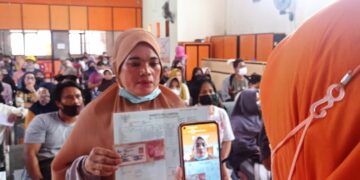 Dampak Kenaikan BBM, PT Pos Salurkan BLT di Makassar