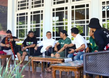 Wali Kota Parepare, Taufan Pawe berbincang akrab kepada para Bonek Mania saat menyambangi tempat penampungan supporter Persebaya, Sabtu (10/9/2022)