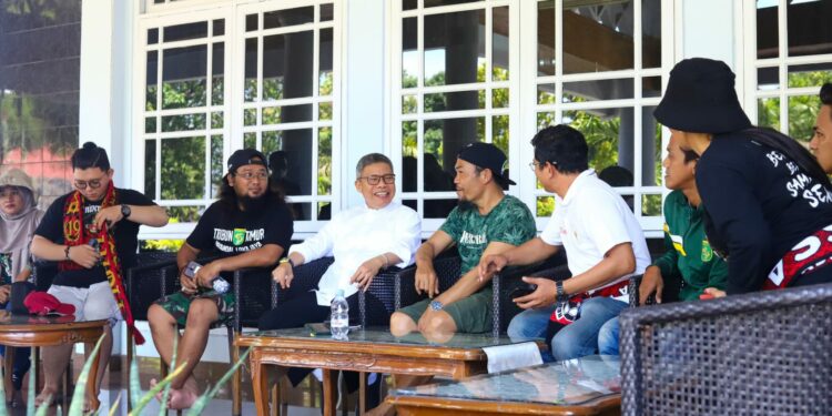 Wali Kota Parepare, Taufan Pawe berbincang akrab kepada para Bonek Mania saat menyambangi tempat penampungan supporter Persebaya, Sabtu (10/9/2022)