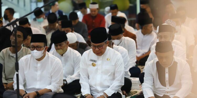 Suasana khusyuk menyelimuti pelaksanaan zikir bersama oleh Pemerintah Kota Parepare di Masjid Terapung BJ Habibie, Jalan Mattirotasi, Kelurahan Cappa Galung, Kecamatan Bacukiki Barat, Parepare, Kamis malam (8/9/2022). Tampak Wali Kota Parepare, Taufan Pawe di antara jemaah.