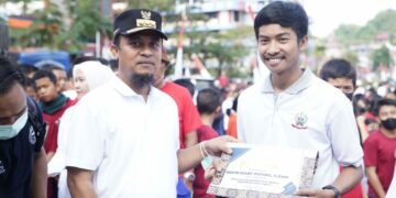 Andi Sudirman Serahkan Bantuan UPZ Pemprov Sulsel untuk Guru dan Pelajar Berprestasi