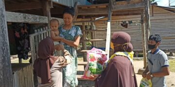 Erna Taufan Berbagi Sembako sekaligus Ajak Salat Lima Waktu