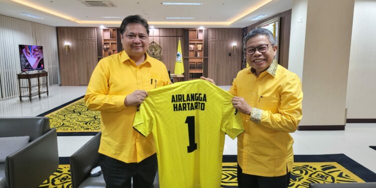 Taufan Pawe memberikan jersey Liga Beringin 2022 dengan nomor punggung satu di  ruang pribadi Airlangga Hartarto di Kantor DPP Partai Golkar, Jakarta Barat, Jumat (23/9/2022).