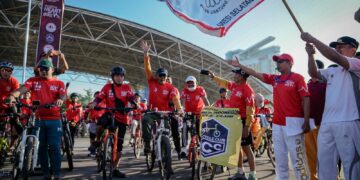 Lepas Peserta Indonesia Heart Bike, Gubernur Andi Sudirman Bagi Sepeda kepada Lansia