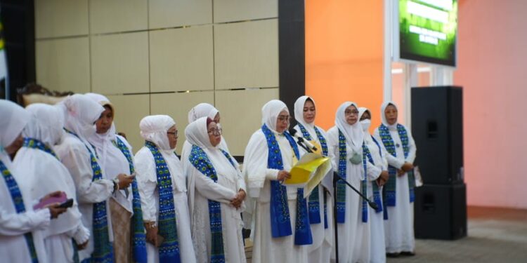 Ketua Badan Kontak Majelis Taklim (BKMT) Kota Parepare, Hj Erna Rasyid Taufan melantik 79 kelompok Majelis Taklim se-Kota Parepare di Auditorium BJ Habibie, Senin  (5/9/2022).