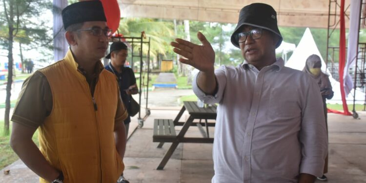 Pj Gubernur Sulawesi Barat,  Akmal Malik bersama Walikota Balikpapan Rahmad Mas'ud meninjau persiapan penyambutan Peserta Festival Sandeq 2022, Senin (5/9/2022)