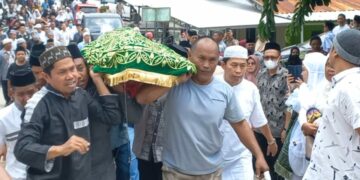 Dimakamkan di Areal Pesantren DDI Ujung Lare, Prof Dr Rahim Arsyad: Almarhum Gurutta KH Iskandar Ali adalah Orang yang Suka Mengurus Orang