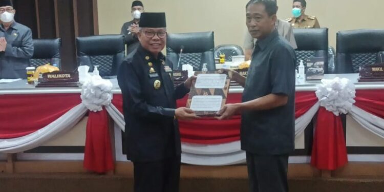 Wali Kota Parepare, Dr HM Taufan Pawe yang menandatangani nota kesepakatan bersama Wakil Ketua DPRD Parepare, M Rahmat Sjamsu Alam dalam rapat paripurna di DPRD Parepare, Senin (26/9/2022)