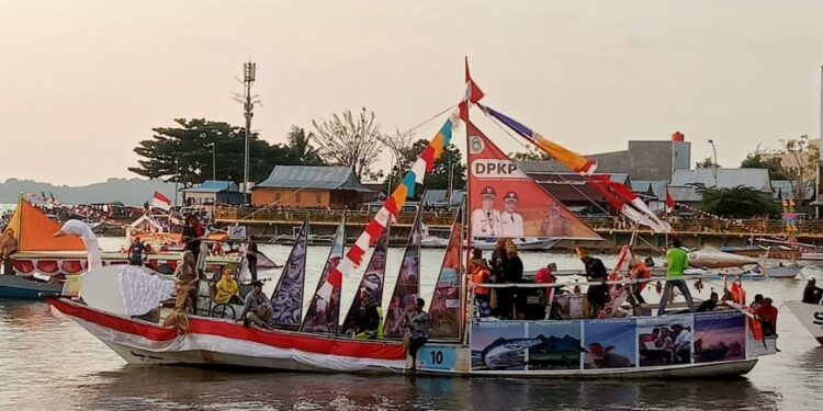 Dinas Pertanian Kelautan dan Perikanan (PKP) Kota Parepare turut meramaikan Festival Salo Karajae dengan perahu hiasnya yang unik dan kreatif pada Selasa sore hingga malam (27/9/2022).