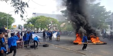 Tolak Kenaikan BBM, Ratusan Mahasiswa Unismuh Blokade Jalan