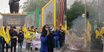 Tuntut Tiga Hal, Unjuk Rasa PMII Parepare Diwarnai Bakar Ban Hingga Teatrikal
