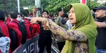 Adu Mulut dan Lempar Batu Warnai Unjuk Rasa Tolak Kenaikan BBM di Makassar