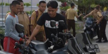 Parkiran SMAN 7 Pinrang Viral Karena 4 Guru Bantu Satpam