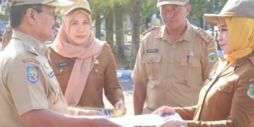 Pesan Wabup Pinrang Saat Serahkan SK Kenaikan Pangkat