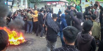 Tolak Kenaikan BBM, Demonstran Jebol Pagar Gedung DPRD Pinrang