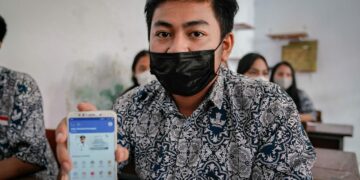 Seorang siswa kelas XII MIA 1 menunjukkan aplikasi e-Andalan yang digunakan untuk belajar di SMAN 5 Makale, Tana Toraja, Kamis (1/9/2022)
