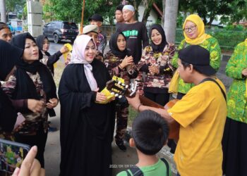 Erna Taufan Sikapi Kenaikan BBM dengan Berbagi Telur ke Kaum Dhuafa