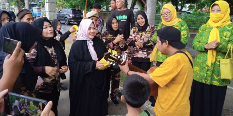 Salah seorang pengamen menghibur Ketua TP PKK Parepare, Hj Erna Rasyid Taufan saat di sela melakukan aksi sosialnya, Jumat (9/9/2022)