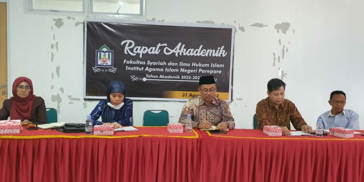 Fakultas Syariah dan Ilmu Hukum Islam (Fakshi) IAIN Parepare menyelenggarakan rapat akademik guna melakukan evaluasi akademik terhadap pelaksanaan proses perkuliahan pada semester genap 2021/2022 dan persiapan akademik memasuki semester gasal (2022/2023), Rabu, (31/08/2022) di ruang seminar Fakshi.