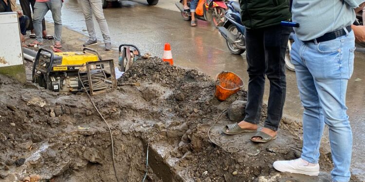 Kecerobohan pekerja penggalian sumur bor di Jalan AMD Manggala menyebabkan pipa distribusi utama jalur perumnas Antang dari Instalasi Pengolahan Antang bocor, Ahad (9/10/2022).