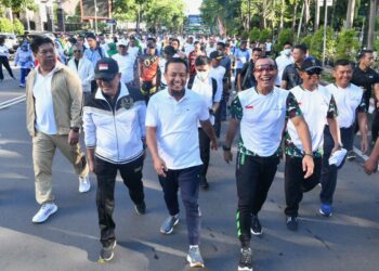 Andi Sudirman dan Pangdam XIV Hasanuddin Gerak Jalan Santai 5 Km