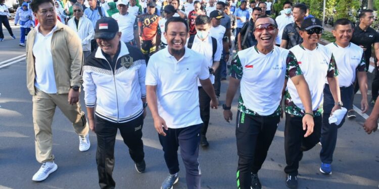 Gubernur Sulawesi Selatan, Andi Sudirman Sulaiman bersama Pangdam XIV Hasanuddin, Mayjen TNI Totok Imam Santoso melakukan Gerak Jalan Santai sepanjang 5 km di  Lapangan Sultan Hasanuddin, Makassar, Jumat (7/10/2022).