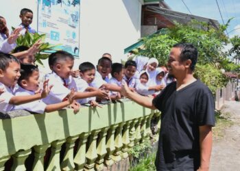Siswa SD Negeri 163 Ara Bulukumba Girang, Tiba-tiba Disambangi Gubernur Sulsel