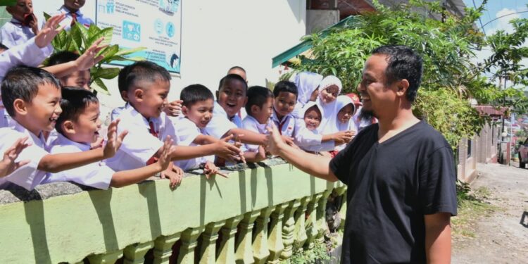Gubernur Sulawesi Selatan, Andi Sudirman Sulaiman di sela kunjungan kerjanya ke Kabupaten Bulukumba berkunjung ke SD Negeri 163   Ara, Desa Ara, Kecamatan Bontobahari, Kabupaten Bulukumba, Senin (24/10/2022).