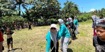 Mahasiswa Kuliah Pengabdian Masyarakat (KPM) Angkatan 32 Posko 16 Desa Paria, Kecamatan Duampanua, Kabupaten Pinrang, menggelar pembukaan Festival Masyarakat Desa Paria, Di Kantor Desa, Ahad (23/10/2022).