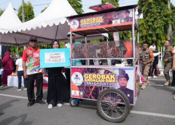 Gubernur Sulsel Serahkan Gerobak Pakai Tenaga Surya ke Pensiunan Guru SD