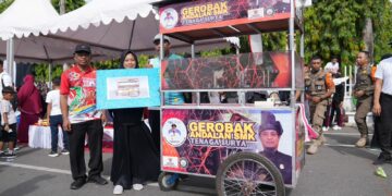 Gubernur Sulsel Serahkan Gerobak Pakai Tenaga Surya ke Pensiunan Guru SD