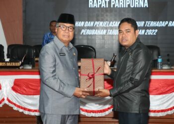 Sekretaris Daerah Provinsi Sulbar, Muhammad Idris (kiri) menyerahkan Ranperda APBD Perubahan 2022 di Kantor DPRD Sulbar, Senin (19/9/2022)