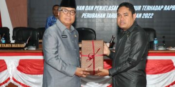 Sekretaris Daerah Provinsi Sulbar, Muhammad Idris (kiri) menyerahkan Ranperda APBD Perubahan 2022 di Kantor DPRD Sulbar, Senin (19/9/2022)