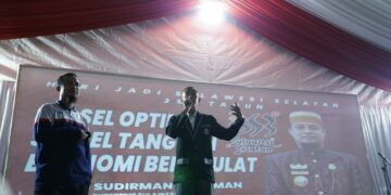 Momentum HUT ke-353 Sulsel, Gubernur Serahkan Beasiswa hingga Bonus kepada Atlet Berprestasi