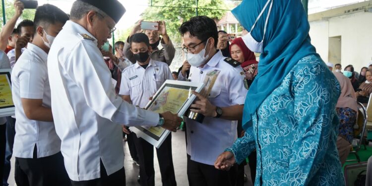 Wali Kota Parepare, Dr HM Taufan Pawe yang menyerahkan hadiah berupa piala, piagam, dan uang pembinaan kepada para juara Lomba Kelurahan di lapangan tenis indoor Rumah Jabatan Wali Kota Parepare, Rabu (5/10/2022).