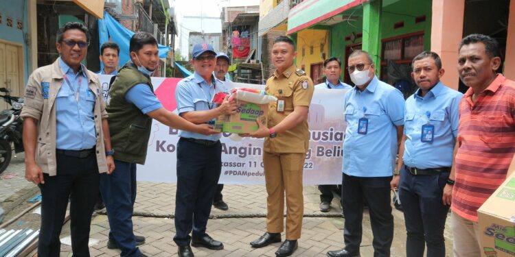 Jajaran Direksi PDAM Makassar berkunjung menemui korban angin puting beliung di Kelurahan Maccini Sombala, Selasa (11/10/2022).