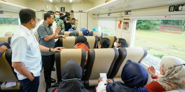 Gubernur Sulawesi Selatan Andi Sudirman Sulaiman ikut menjadi penumpang dalam pengoperasi terbatas Kereta Api Makassar-Parepare dari Stasiun Garongkong Kabupaten Barru ke Stasiun Mangilu di Kabupaten Pangkep, Sabtu (29/10/2022).