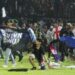 Suporter Arema FC memasuki lapangan setelah tim yang didukungnya kalah dari Persebaya dalam pertandingan sepak bola BRI Liga 1 di Stadion Kanjuruhan, Malang, Jawa Timur, Sabtu malam (1/10/2022). Foto: Antara