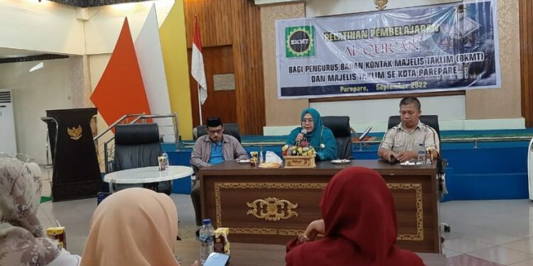 Ketua Panitia Hari Santri 2022, Erna Taufan memimpin rapat persiapan Hari Santri di Barugae Rumah Jabatan Wali Kota Parepare, Sabtu (15/10/2022).