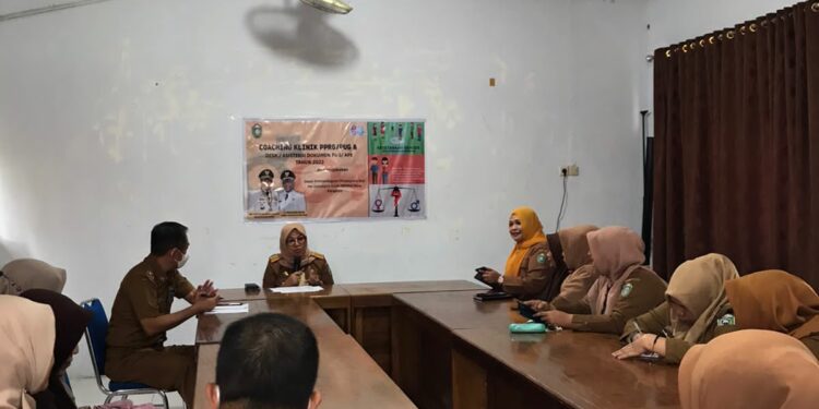 Halwatia resmi menerima SK Plt Kepala Dinas P3A Parepare per 1 Oktober 2022, dan masuk kantor perdana langsung memimpin rapat bersama para staf Dinas P3A Parepare, Senin (3/10/2022)