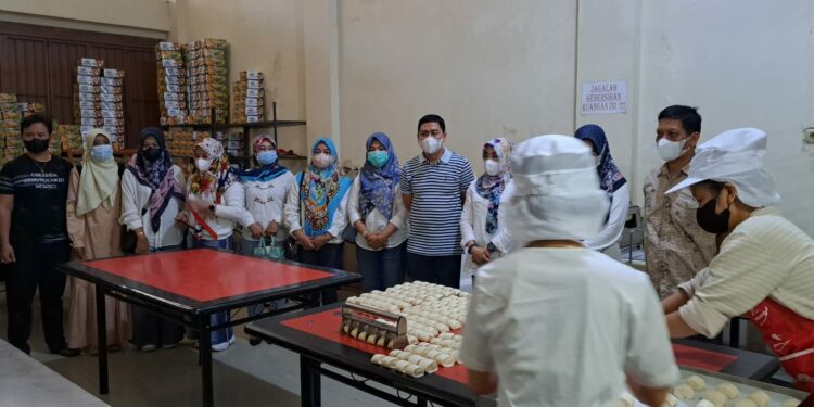 Kunjungan Tim Verifikasi Kota Sehat di usaha roti mantau Sinar Terang, Sabtu (8/10/2022)